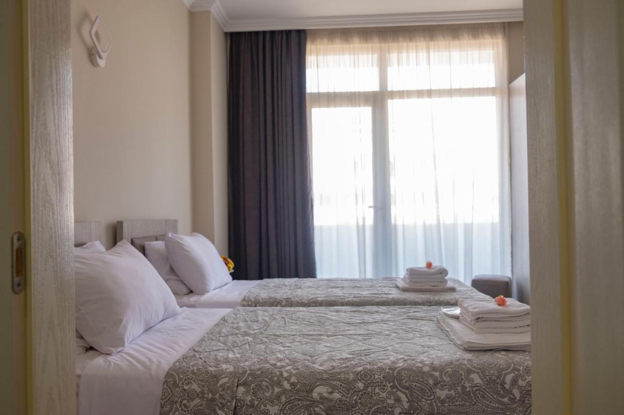 Art Hotel Батуми Екстериор снимка