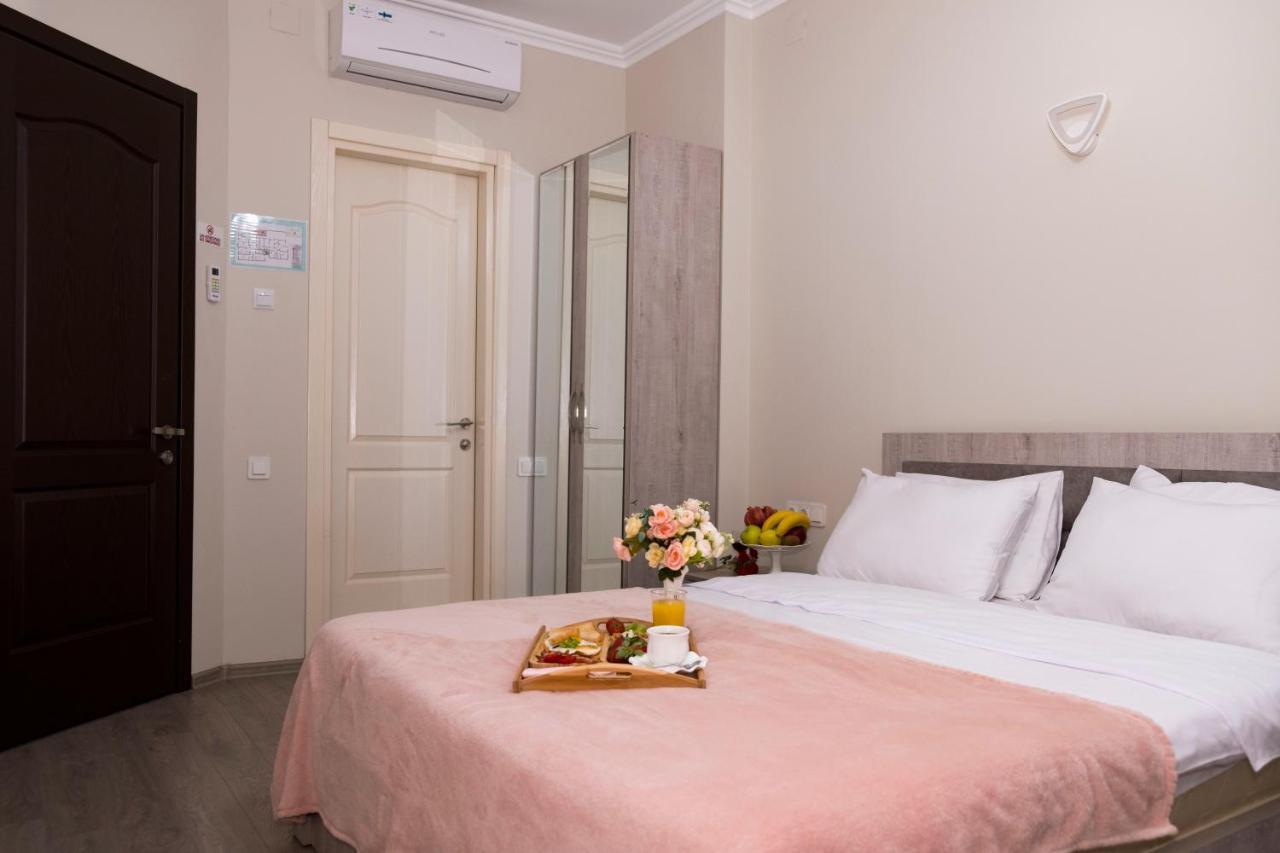 Art Hotel Батуми Екстериор снимка