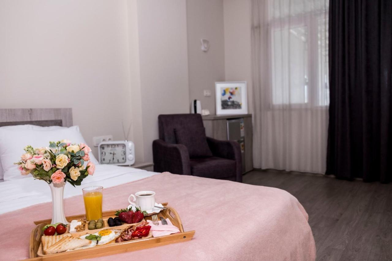 Art Hotel Батуми Екстериор снимка