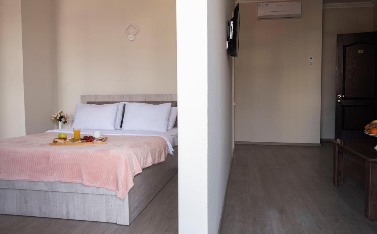 Art Hotel Батуми Екстериор снимка